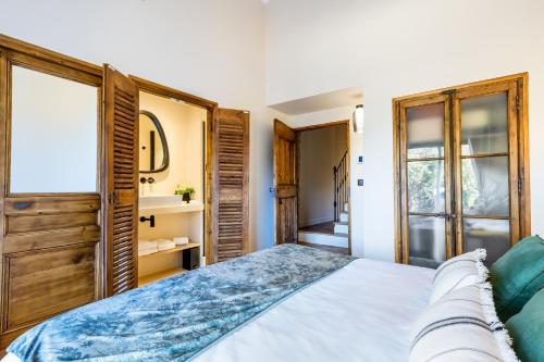 Кровать или кровати в номере La Villa des Cèdres