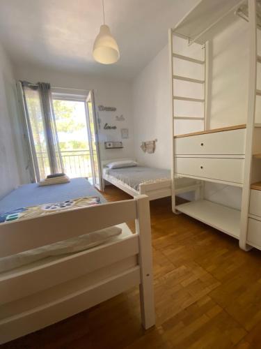 une chambre avec deux lits superposés et une fenêtre dans l'établissement Holiday Home Nova, à Novalja