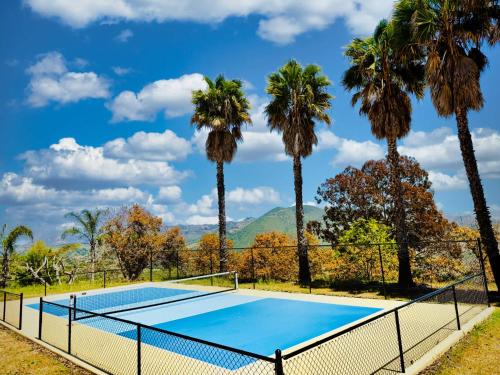 Tenis a/nebo squash v ubytování Fallbrook Hilltop Sanctuary - Pool & Pickleball nebo okolí