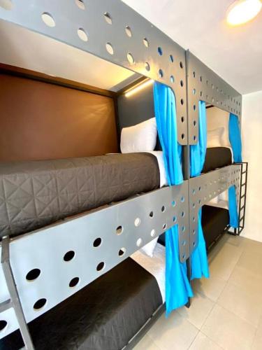 Katil dua tingkat atau katil-katil dua tingkat dalam bilik di RMS Hostal - Reforma