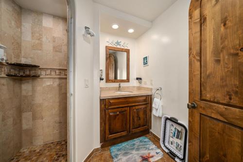 Koupelna v ubytování Bella Sirena 2BR 2BA 3rd Floor Ocean View B301