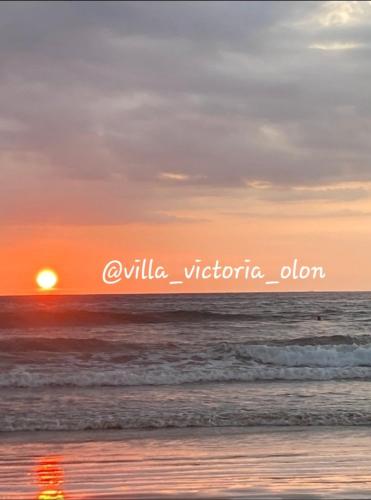 a sunset on a beach with the ocean at Villa Victoria Bosques de OLON in Olón