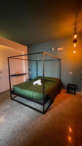 a bedroom with a green bed in a room at B&B Stretto Vibes in Reggio Calabria