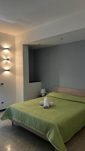 a bedroom with a large green bed in a room at B&B Stretto Vibes in Reggio Calabria