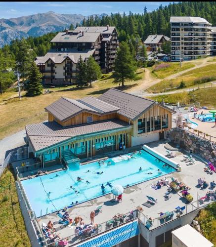 - une vue sur la grande piscine dans l'établissement RISOUL 1850 - Appart' 4 personnes ski aux pieds, à Risoul