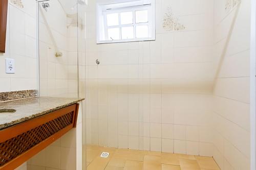a bathroom with a shower and a sink at Flat 208-A Vista Mar com Piscina in Cabo Frio