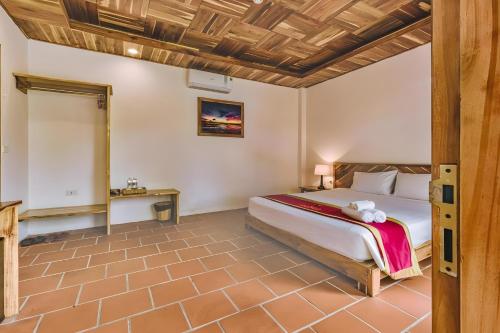 Кровать или кровати в номере Star Hill Village Phu Quoc