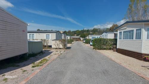 eine leere Straße in einer Häuserreihe in der Unterkunft Camping le Montourey in Fréjus