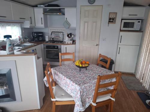 eine Küche mit einem Tisch mit einer Obstschale darauf in der Unterkunft Camping le Montourey in Fréjus