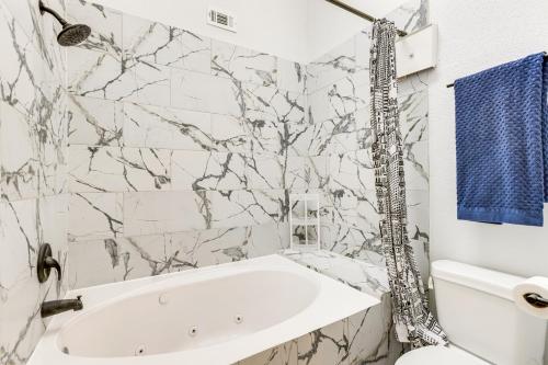 Un baño de Pet-Friendly Condo with Pool Access in Houston