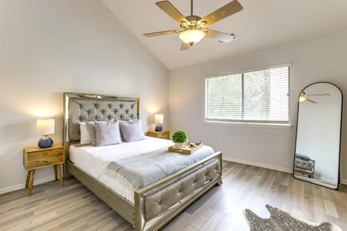 Una cama o camas en una habitación de Pet-Friendly Condo with Pool Access in Houston