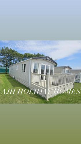 ein Fertighaus mit Veranda und Haus in der Unterkunft AJH Holiday Homes, Ty Mawr- Parkdeans Resort in Kinmel Bay