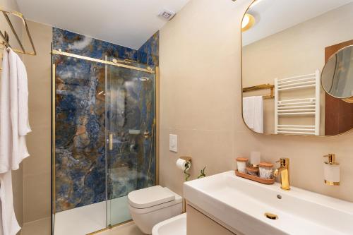 Un baño con ducha, inodoro y lavabo. en H - Suites, en Poreč