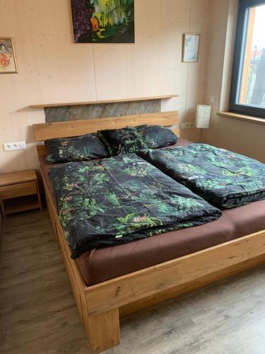 Postel nebo postele na pokoji v ubytování ekodům v romantické zahradě