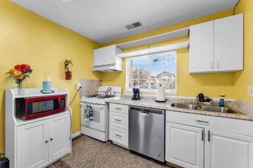 Dapur atau dapur kecil di Private Studio - Work-Ready