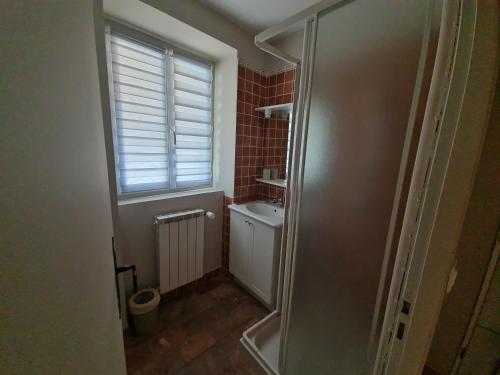 a small bathroom with a sink and a window at Chambre d'hote Gîte Le Tilleul in Le Martinet