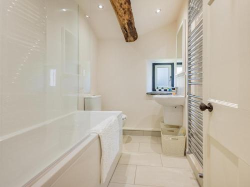 ein weißes Badezimmer mit Badewanne und Waschbecken in der Unterkunft 2 Bed in Bowness-on-Windermere SZ197 in Bowness-on-Windermere