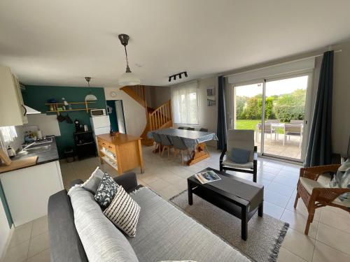 un salon avec un canapé et une table dans l'établissement Clos Margottières, à Le Val-Saint-Père