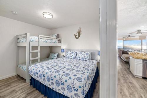 a bedroom with two bunk beds and a kitchen at Sonoran Spa 2BR 2BA Sleeps 8 6th Floor- E607 in Campo del Medio