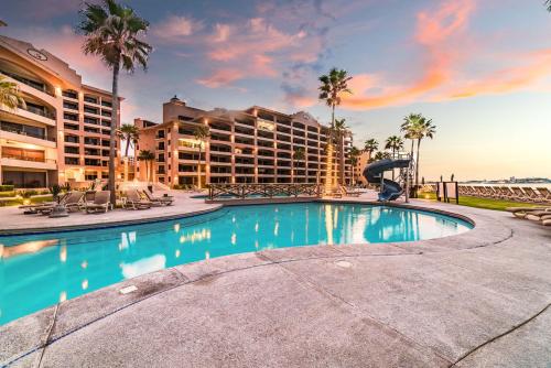 Bazén v ubytování Sonoran Spa 2BR 2BA Sleeps 8 6th Floor- E607 nebo v jeho okolí