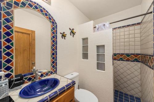 ein Badezimmer mit einem blauen Waschbecken und einer Toilette in der Unterkunft 3 Story House 3BR 2BA Rooftop View with Heated Pool in La Choya