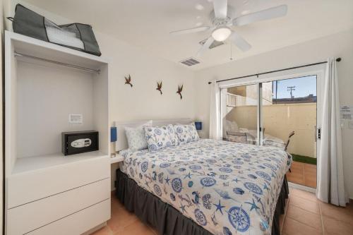 ein Schlafzimmer mit Bett und Deckenventilator in der Unterkunft 3 Story House 3BR 2BA Rooftop View with Heated Pool in La Choya