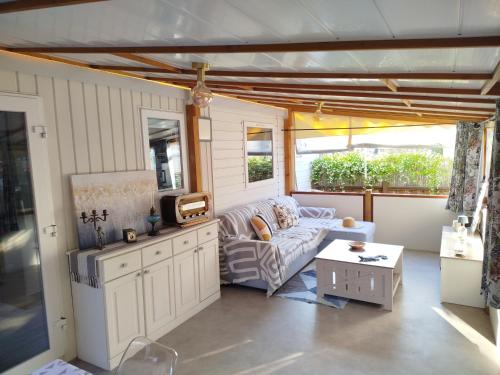 un salon avec un canapé et une table dans l'établissement mobil home 4-6 places six fours les plages, à Six-Fours-les-Plages