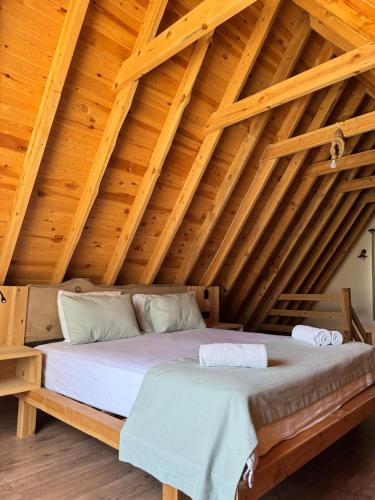 Ένα ή περισσότερα κρεβάτια σε δωμάτιο στο KiDRAK OTEL MONTENEGRO-1