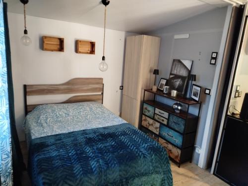 une chambre avec un lit et une commode dans l'établissement mobil home 4-6 places six fours les plages, à Six-Fours-les-Plages