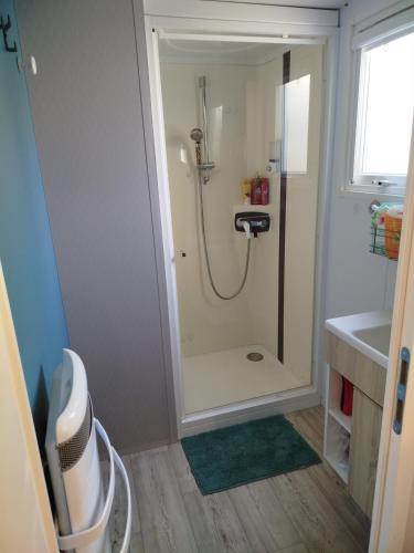 une salle de bain avec douche et lavabo dans l'établissement mobil home 4-6 places six fours les plages, à Six-Fours-les-Plages