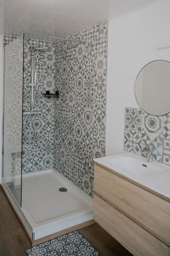 a bathroom with a shower with a tub and a sink at Gîte champêtre Al Wèrihè in Lierneux