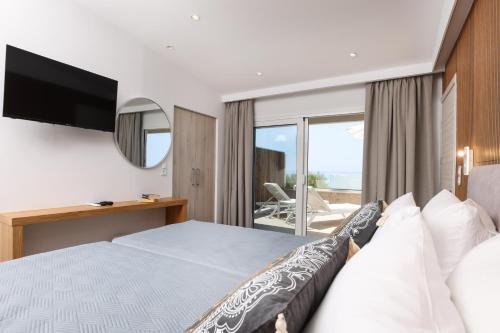 Un pat sau paturi într-o cameră la Kostas Beachfront Suite