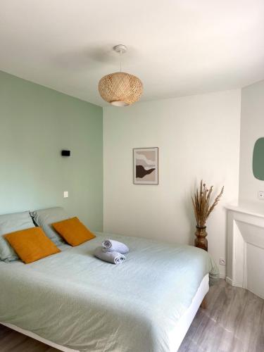Un dormitorio con una cama con un animal de peluche encima. en Le refuge urbain - T2 à la gare, en Rennes
