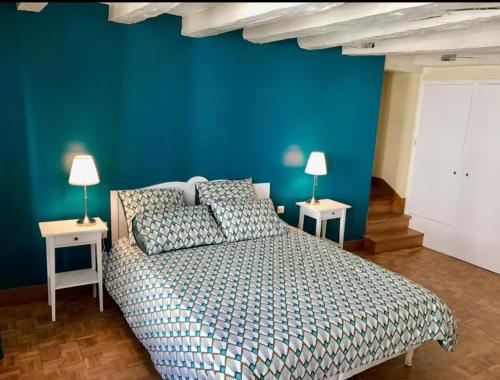 - une chambre bleue avec un lit et 2 tables de nuit dans l'établissement Grand appartement de charme vieux Chinon 11 personnes, à Chinon