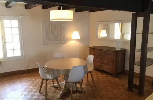une salle à manger avec une table, des chaises et une commode dans l'établissement Grand appartement de charme vieux Chinon 11 personnes, à Chinon