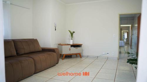 a living room with a couch and a table at Apartamento em Delfinopolis com Vista Linda in Delfinópolis