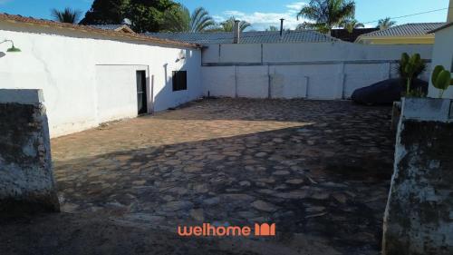 a yard in front of a white building at Apartamento em Delfinopolis com Vista Linda in Delfinópolis