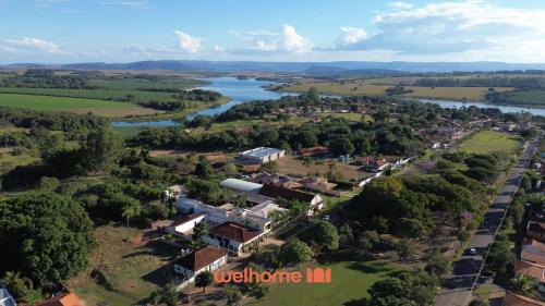 an aerial view of a house next to a river at Apartamento em Delfinopolis com Vista Linda in Delfinópolis