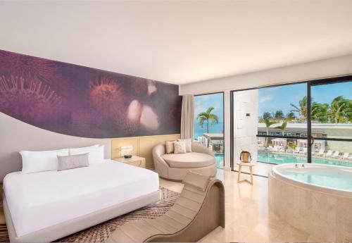 Habitación de hotel con cama, bañera y dormitorio en Desire Riviera Maya Resort All Inclusive - Couples Only, en Puerto Morelos