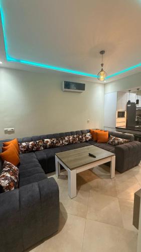a living room with a couch and a coffee table at Jami Appartemet in Aourir