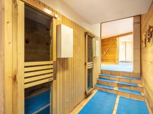 un couloir avec des sols bleus dans une maison dans l'établissement Appartement ALPE D HUEZ dans Résidence Pierre et Vacances Les Bergers, à Huez