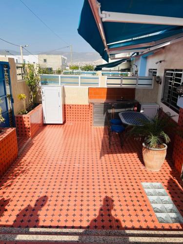 a patio with a table and chairs on a balcony at Jami Appartemet in Aourir