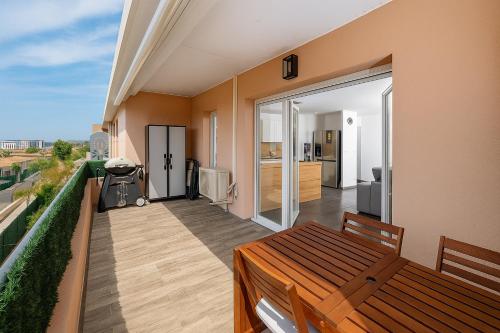 Large and beautiful apartment with panoramic sea views