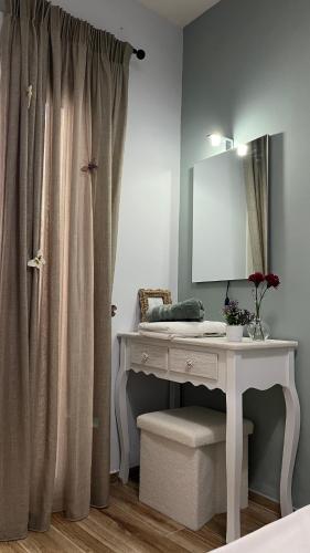 a dressing table with a mirror and a white desk at Central Haven in Volos
