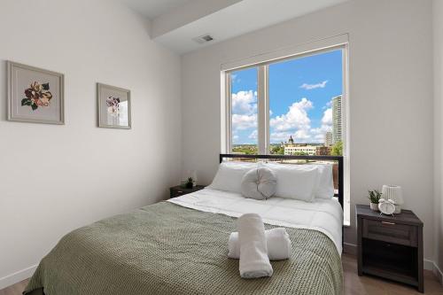 Ένα ή περισσότερα κρεβάτια σε δωμάτιο στο Luxury 2 Bedroom Top Floor Condo In DT Minneapolis, Minutes From Minneapolis Convention Center & US Bank Arena
