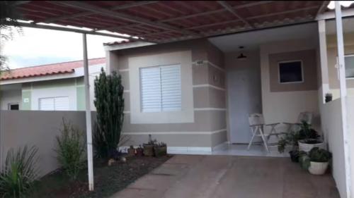 a house with a patio and a window at Casa com 2 quartos em condomínio in Montes Claros