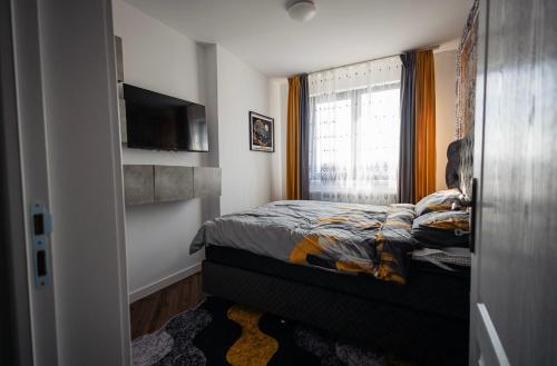 Ένα ή περισσότερα κρεβάτια σε δωμάτιο στο Cozy Stop Apartament