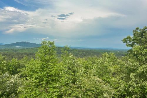 un groupe d'arbres au premier plan avec des montagnes en arrière-plan dans l'établissement Boulder Ridge Cabin, à Lake Lure