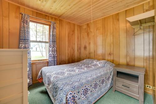 Katil atau katil-katil dalam bilik di Steps to Lake Cedarville Cabin 12 with Shared Perks