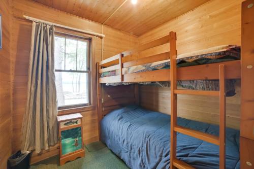 Katil atau katil-katil dalam bilik di Steps to Lake Cedarville Cabin 12 with Shared Perks